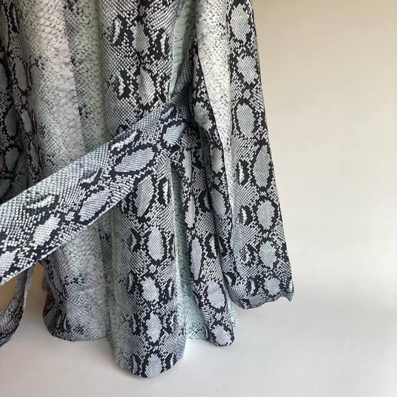 New Animari Blue Grey Snake Print Polyester Light Weight Blazer size L - Picture 11 of 15